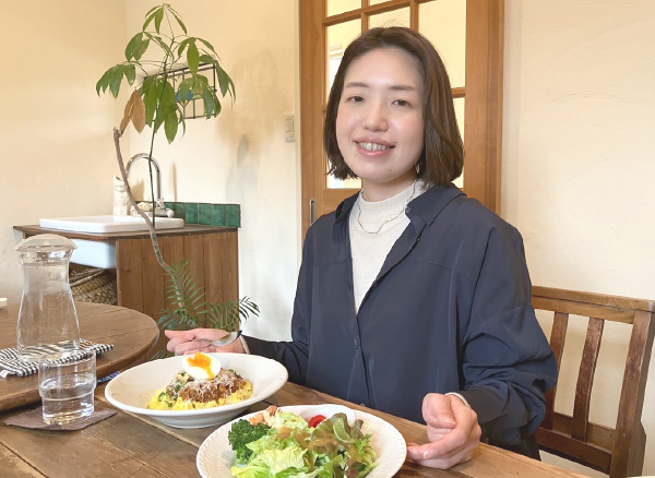 ランチ中の谷 佳奈さんの写真