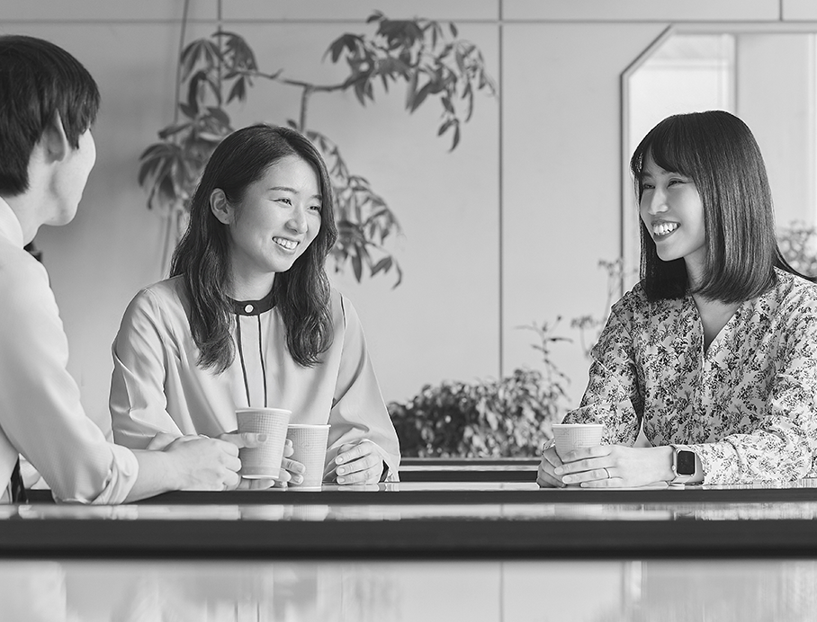 社員の人が雑談している写真